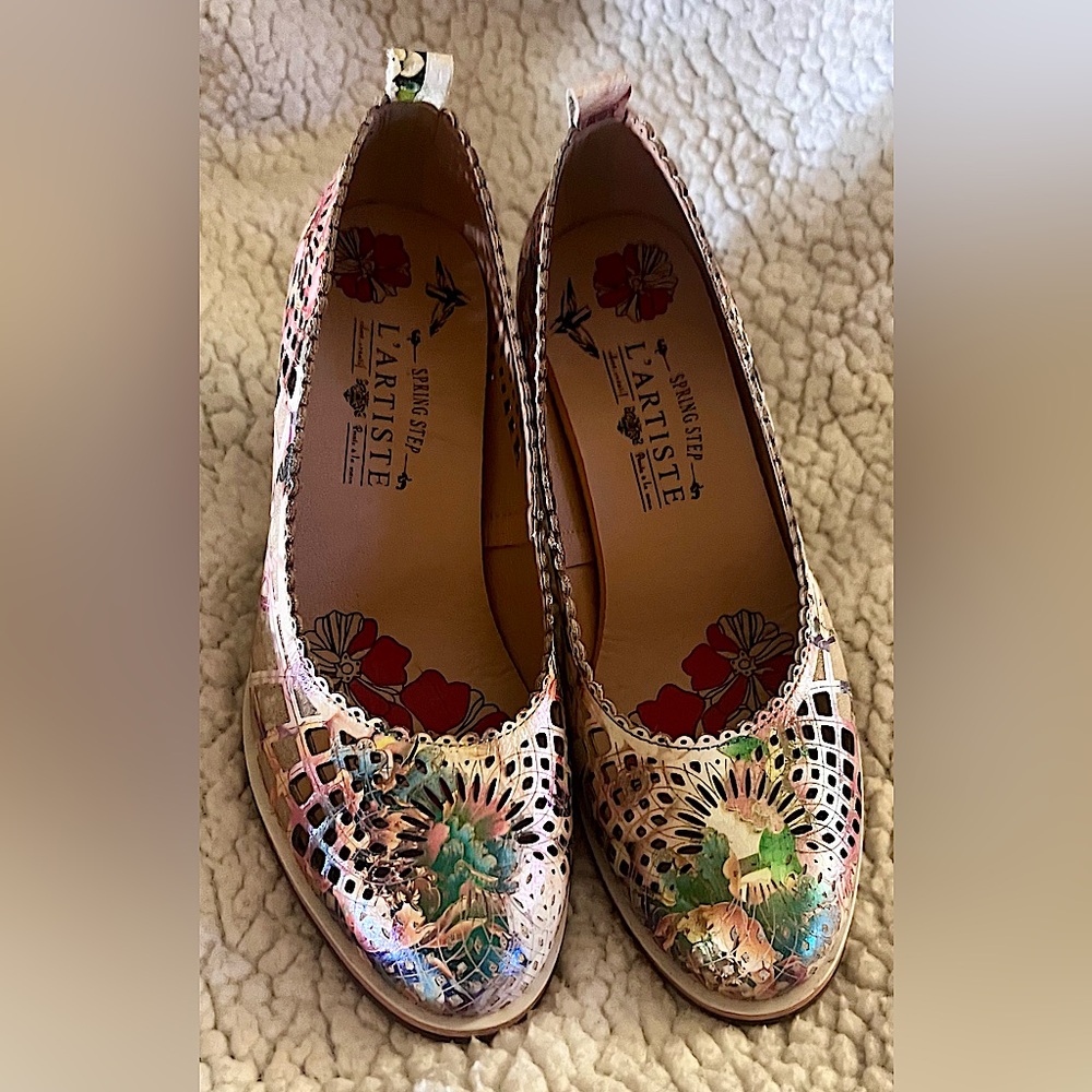 Beautiful Spring Step L’Artiste Saldana leather pump. NWOT